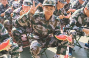 娱乐吃瓜军训,青春记忆里的酸甜苦辣